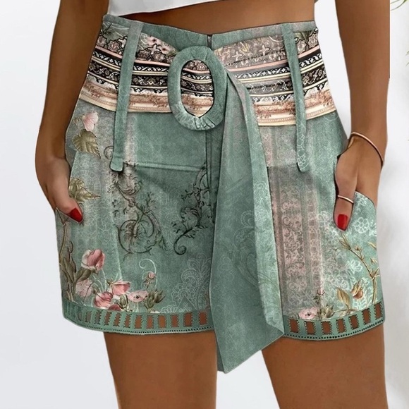 Floral Patterned Green Women's Shorts - Picture 1 of 6